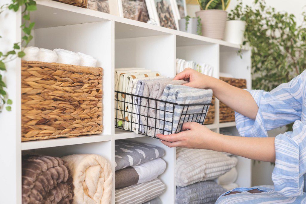 אספנות או אגרנות? 5 כללים לסידור בית שעולה על גדותיו 1 אספנות או אגרנות