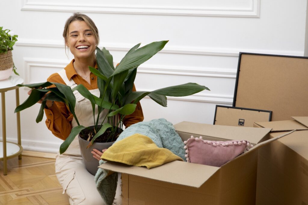 סידור בתים מקצועי - מקצוענית מסדרת את החדר