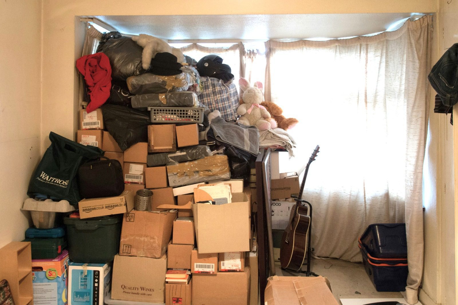 סידור בתים ואיזון נפשי 1 סידור בתים ואיזון נפשי – חדר עמוס חפצים לפני תהליך סידור מקצועי