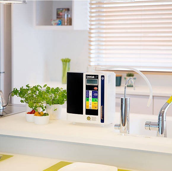 מכשיר קנגן על מדף במטבח ליד ברז המים