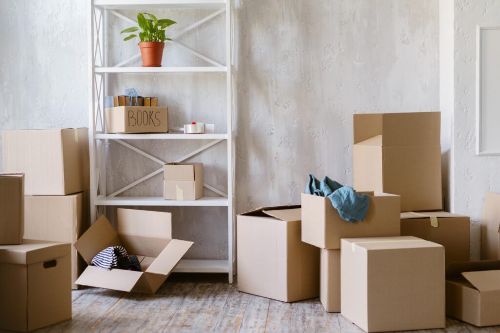 אריזה וארגון בית - קרטונים ארוזים לפני הובלה