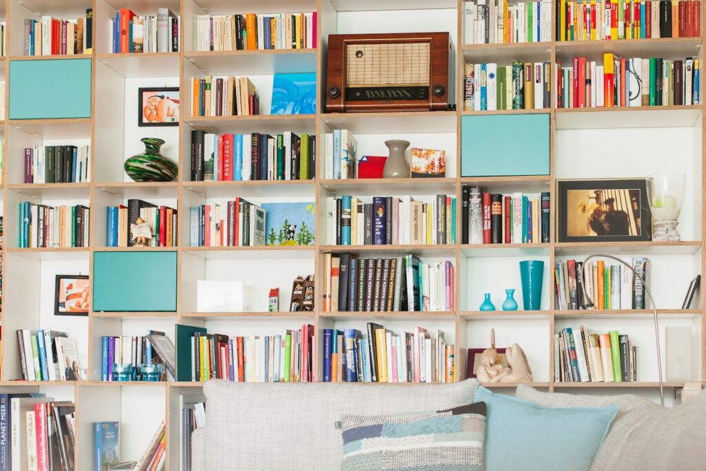 מסדרת בתים מקצועית - ספרייה עמוסה ומסודרת למופת